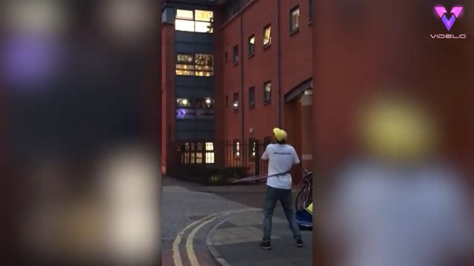 Un hombre toca Dancing Queen en saxofón para un grupo de estudiantes confinados en Manchester