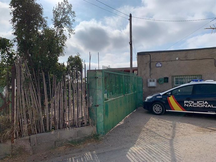 Agentes de Policía Nacional inspeccionan el lugar del tiroteo en La Cañada (Almería)