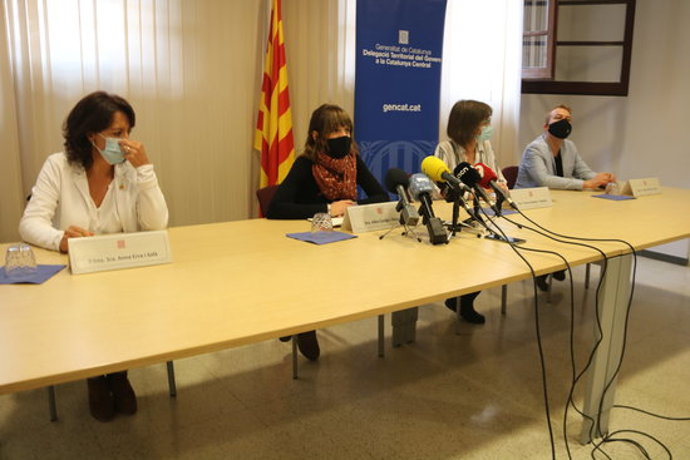 Pla general dels representants de Vic i Manlleu, Generalitat i CatSalut durant l'atenció a mitjans l'1 d'octubre del 2020. (horitzontal)