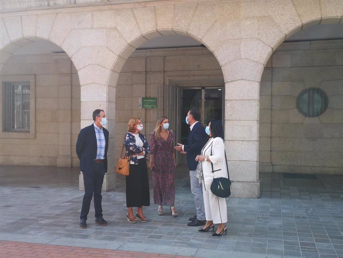 La parlamentaria andaluza por el PSOE de Huelva María Márquez, junto al alcalde de Moguer, Gustavo Cuéllar, y la secretaria general del PSOE de Palos de la Frontera, Belén Castillo, en la Delegación de Salud en Huelva.