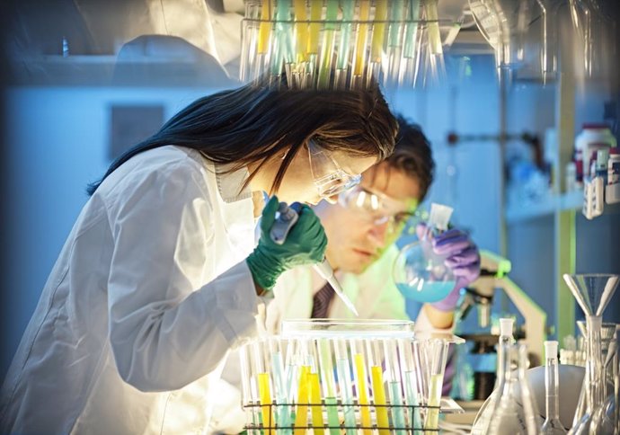 Científicos en laboratorio, inmunoterapia