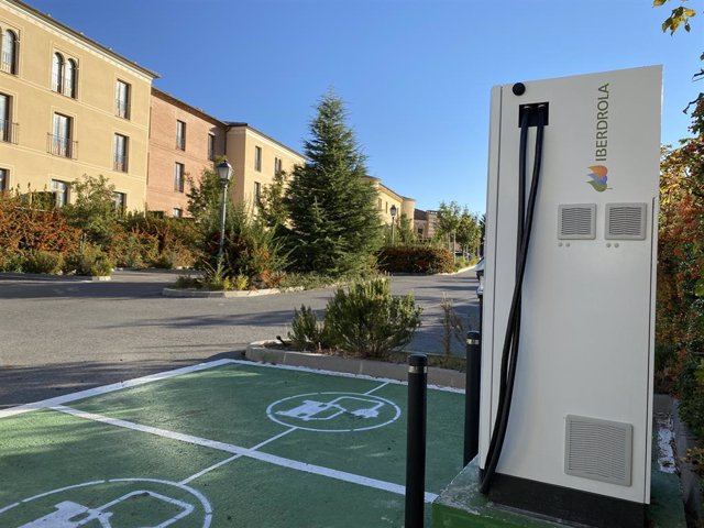 Imagen de un punto de recarga para coche eléctrico.