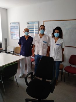 El responsable de Enfermería del Centro de Salud de Barrio peral, Paco Francoso (1i) con los dos nuevos enfermeros que se han incorporado al centro para reforzar la atención de los usuarios del centro