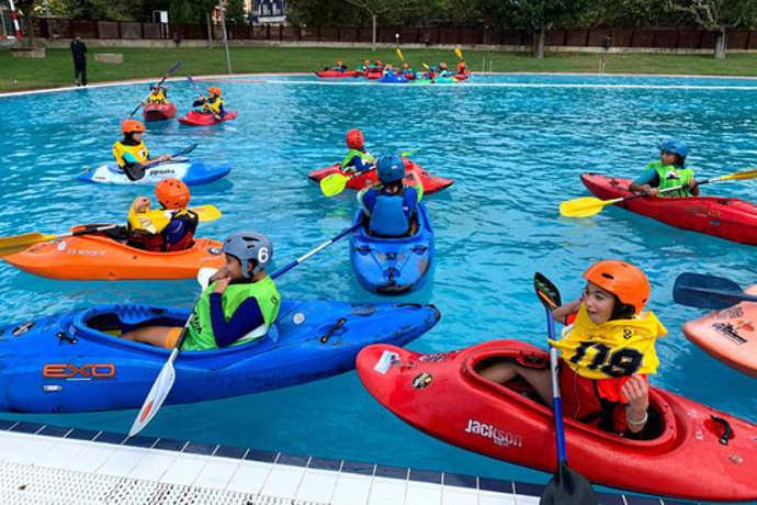 Pla general de diversos escolars en una sessió prctica del programa 'Kayak a l'aula' a la piscina municipal de Salt. Imatge cedida a l'ACN l'1 d'octubre de 2020 (Horitzontal)