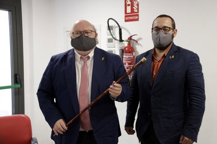 L'alcalde sortint, Miquel Bell-lloch (ERC), entrega la vara d'alcalde a Jordi Soler (JxCat) després de prosperar la moció de censura a Calonge i Sant Antoni, l'1 d'octubre del 2020 (horitzontal)
