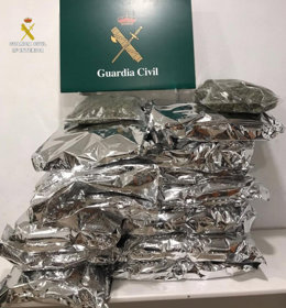 Pla mitj de les bosses de marihuana intervingudes per la Gurdia Civil en una foto publicada aquest dijous 1 d'octubre de 2020. (Horitzontal)