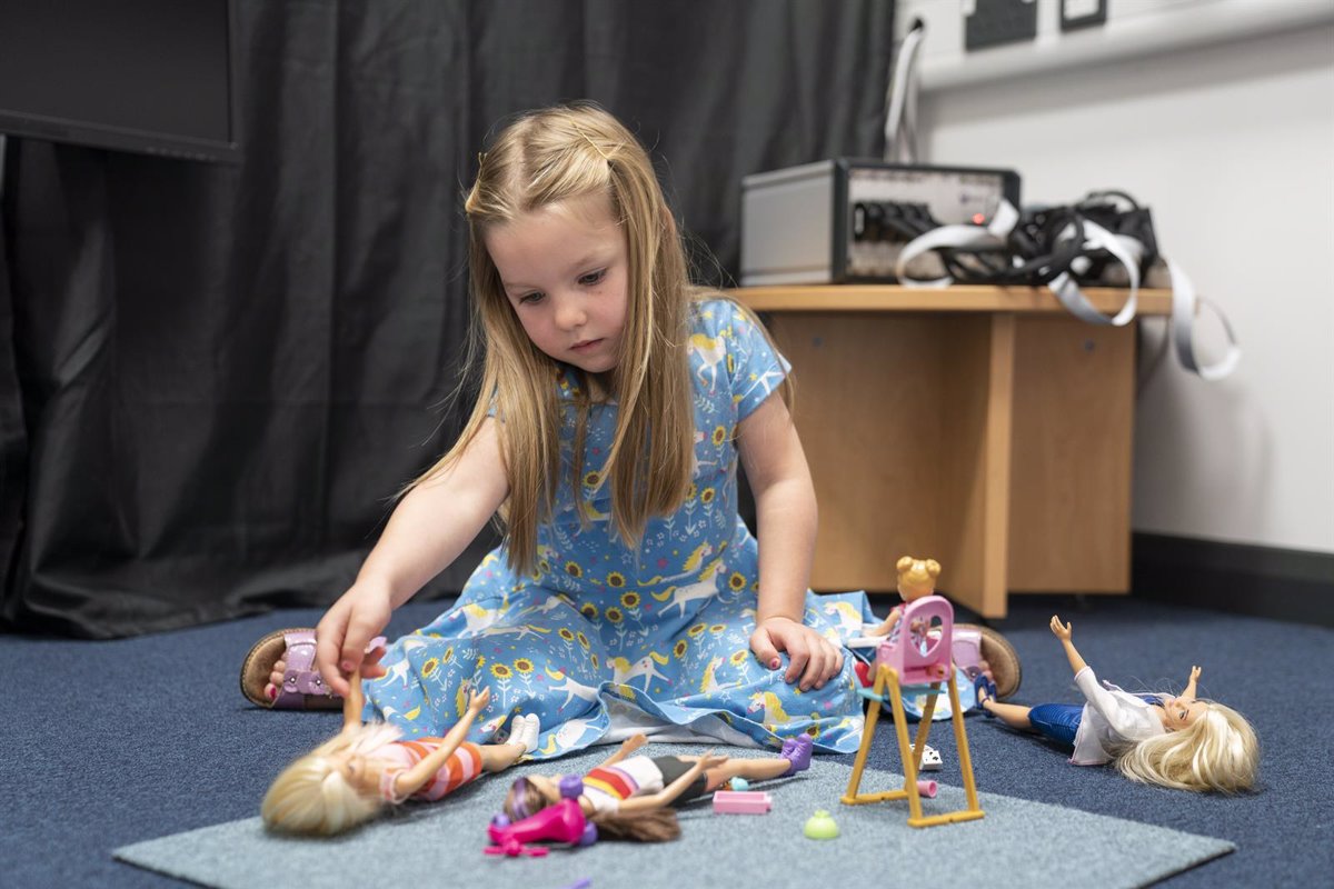 regimiento Marty Fielding Acuerdo Un estudio impulsado por Barbie muestra que jugar con muñecas activa  regiones cerebrales que fomentan la empatía