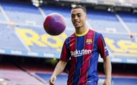 Sergiño Dest firma con el Barça hasta 2025 tras un pago de 21 millones