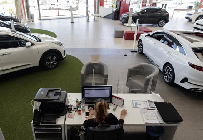 Interior de un concesionario.