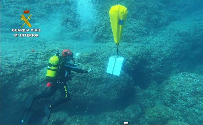 Buceadores de los GEAS utilizan un globo elevador para recuperar una caja fuerte robada, sumergida en Cala Maral.