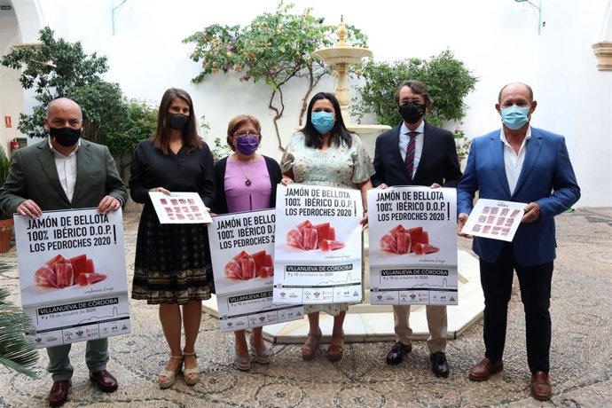 La presidenta de Iprodeco, Dolores Amo (tercera por la dcha.), junto a la alcaldesa de Villanueva, María Dolores Sánchez (cuarta), y la delegada de Agricultura de la Junta, Araceli Cabello, durante la presentación