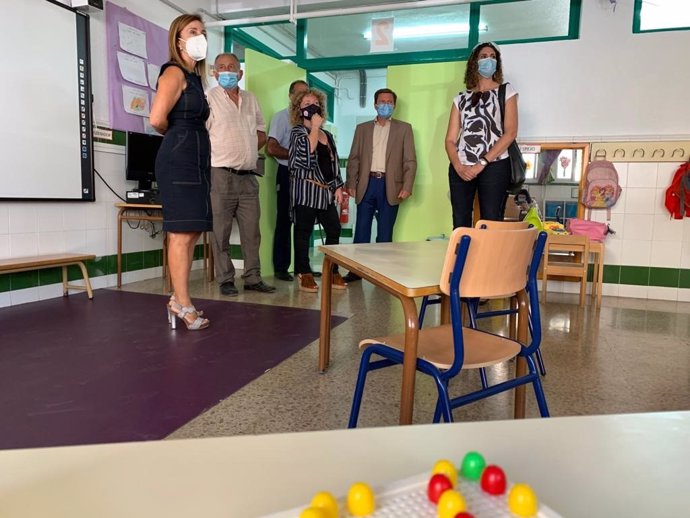 La concejala de Educación y Escuelas Infantiles del Ayuntamiento de Murcia, Belén López, visita el CEIP El Puntal