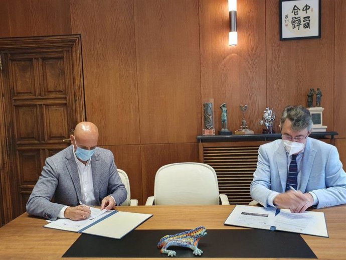 El alcalde de León, José Antonio Diez, y el delegado de la Junta de Castilla y León en León, Juan Martínez Majo en la firma de un documento que regula la actuación conjunta.