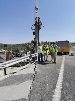 Intervención de urgencia para corregir un deslizamiento en la Autovía del Olivar, a su paso por Mancha Real