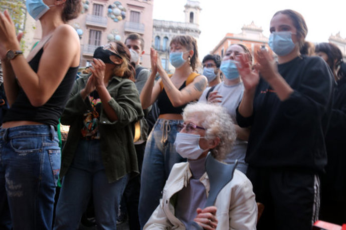 Una persona gran participa envoltada de joves en la protesta a La Rambla de Barcelona contra un desallotjament, l'1 d'octubre del 2020. (Horitzontal)
