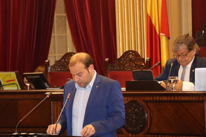El conseller de Medio Ambiente y Territorio, Miquel Mir, en el Parlament.