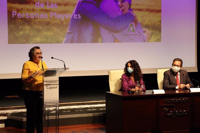 La consejera de Igualdad, Rocío Ruiz, y el presidente de la Fundación Cajasol, Antonio Pulido, este jueves en la presentación del I Plan Estratégico de Personas Mayores.