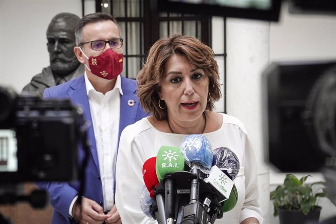La secretaria general del PSOE-A, Susana Díaz, atendiendo a los periodistas