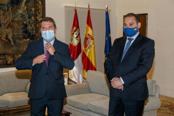 El presidente de Castilla-La Mancha, Emiliano García-Page, y el ministro de Transportes, Movilidad y Agenda Urbana, José Luis Ábalos, mantienen una reunión de trabajo en la sede del Gobierno de la Comunidad Autónoma, el Palacio de Fuensalida