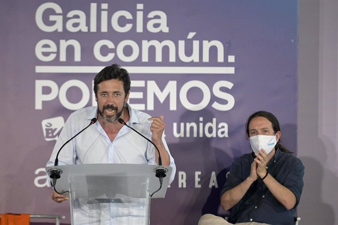 El diputado en el Congreso, Antón Gómez-Reino, durante su intervención junto al secretario general de Podemos y vicepresidente segundo del Gobierno, Pablo Iglesias (1d) .