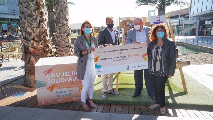 Puerto Venecia suma 3.600 euros al proyecto solidario 'Bolsa de Material Escolar'.