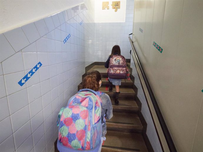 En el primer día de colegio del curso escolar 2020-2021, niños entran al Colegio Público Víctor Pradera en Pamplona