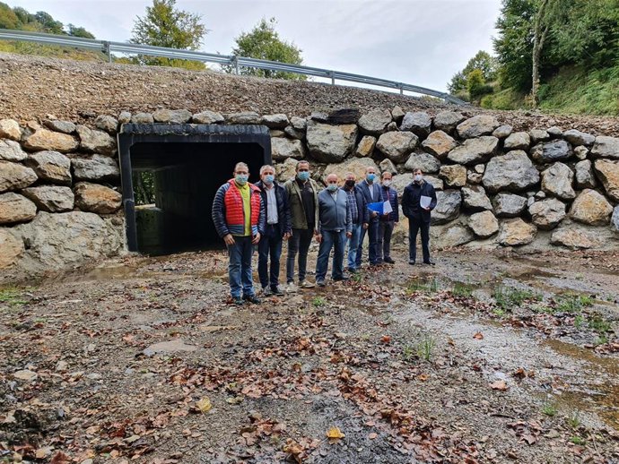 El diputado de Infraestructuras y los técnicos comprueban las obras en Pandetrave.