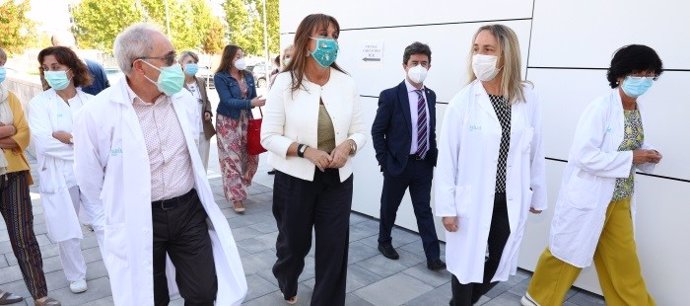 La consejera de Sanidad, Sira Repollés, en su visita al centro de salud de los Olivos, en Huesca.