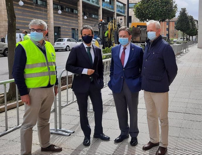 El alcalde, Alfredo Canteli, y el concejal de Urbanismo, Ignacio Cuesta, visitan el inicio de obras en Oviedo.