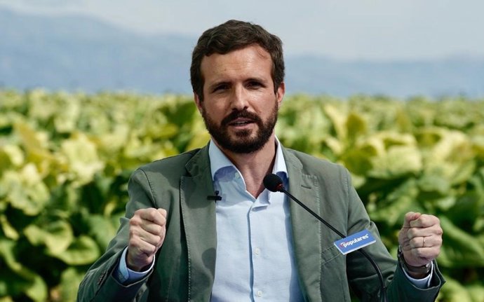 El líder del PP, Pablo  Casado, visita una explotación agropecuaria junto al presidente del PP en Extremadura, José Antonio Monago. En Cáceres, 1 de octubre de 2020.