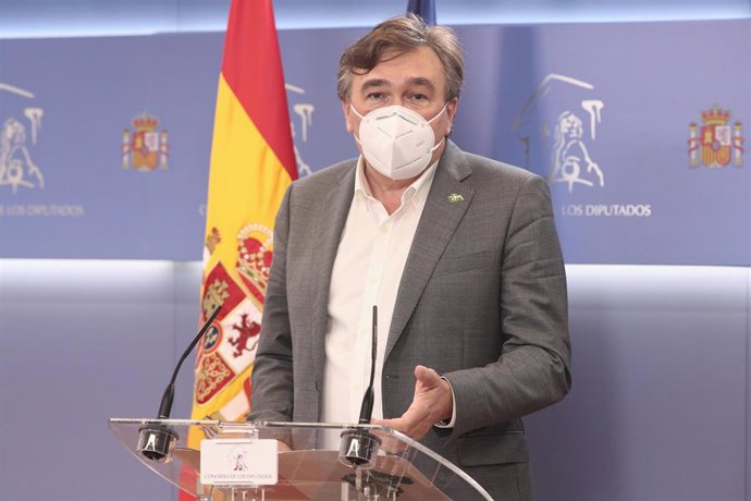 El presidente de Teruel Existe, Tomás Guitarte, ofrece una rueda de prensa tras la reunión conjunta de los partidos que conforman el Grupo Mixto con la vicepresidenta primera del Gobierno