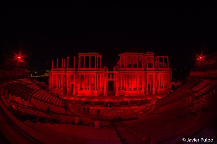 Teatro Romano de Mérida, iluminado de rojo en defensa del sector de la cultura