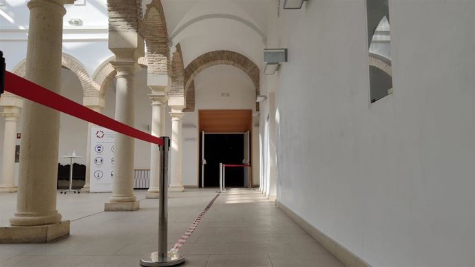 Acceso delimitado al plenario del Palacio de Congresos.