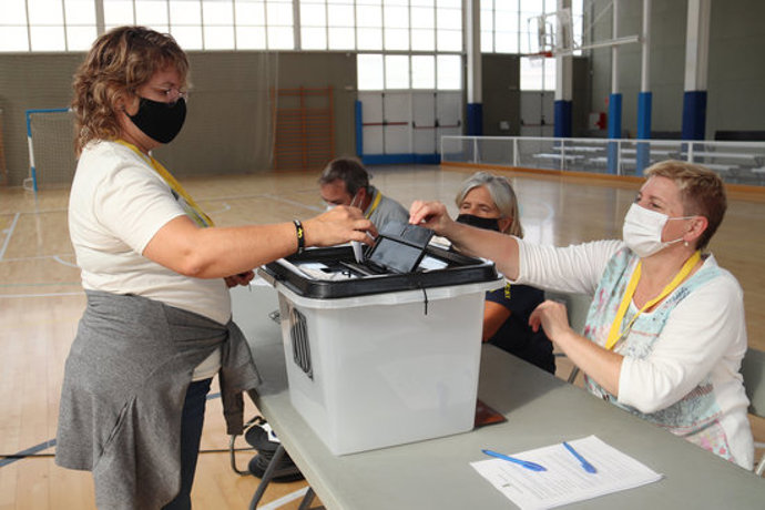 Pla obert d'una dona votant a la consulta popular de Sant Juli de Ramis per decidir el nom d'una plaa l'1 d'octubre de 2020 (Horitzontal)
