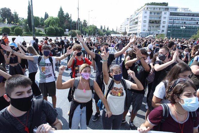 Grecia.- Registrados enfrentamientos entre la Policía griega y estudiantes duran
