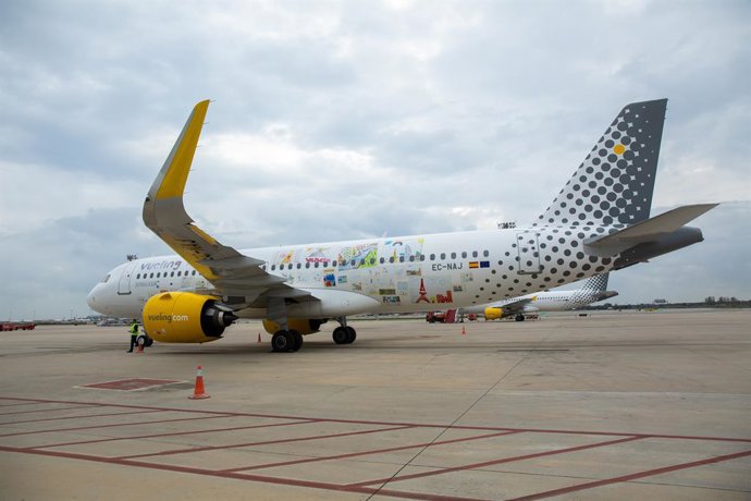  L'avió airbus de Vueling AE20neo amb el nou vinilat "kids". 