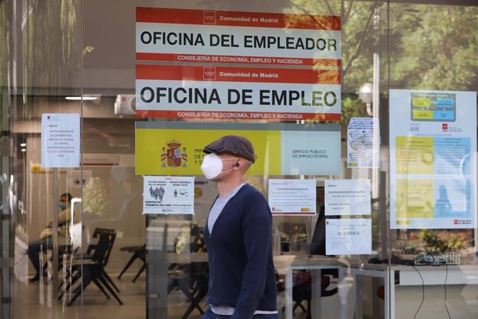 Un hombre con mascarilla pasa por una oficina de empleo de Madrid (España), a 2 de septiembre de 2020.