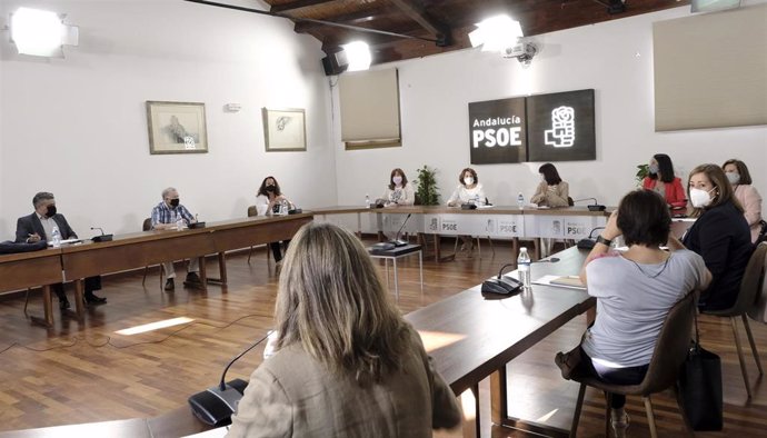 La secretaria general del PSOE de Andalucía, Susana Díaz, reunida con distintas asociaciones de mayores de Andalucía