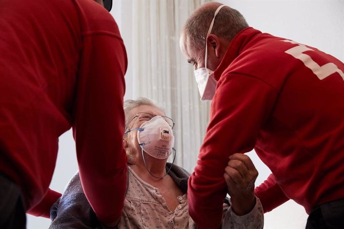 Voluntarios de Cruz Roja, ateniendo a una persona mayor