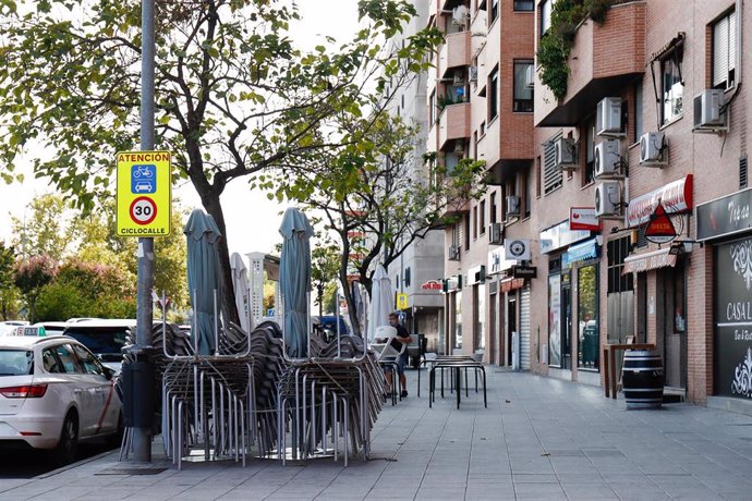 Terraza recogida y cerrada de un bar, en Fuenlabrada, Madrid (España).