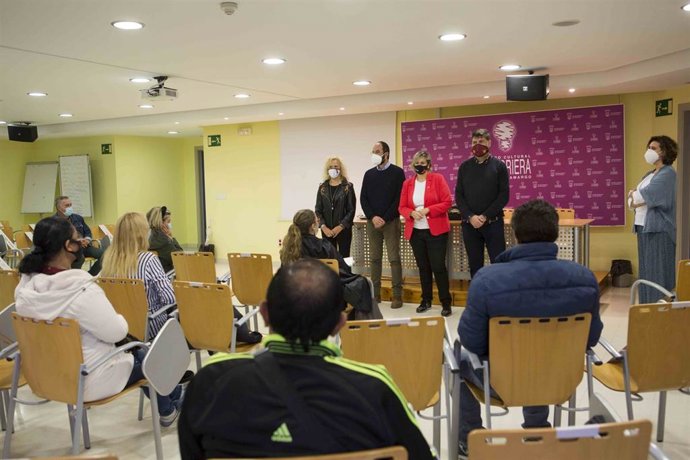 El Ayuntamiento de Camargo da la bienvenida a 43 desempleados que se incorporan a la plantilla municipal