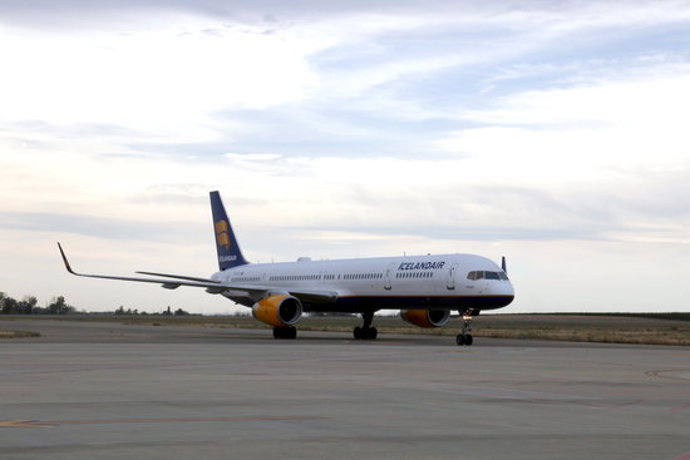 Pla obert d'un avió d'Icelandair aterrant a l'aeroport de Lleida-Alguaire. Imatge de l'1 d'octubre de 2020. (Horitzontal)