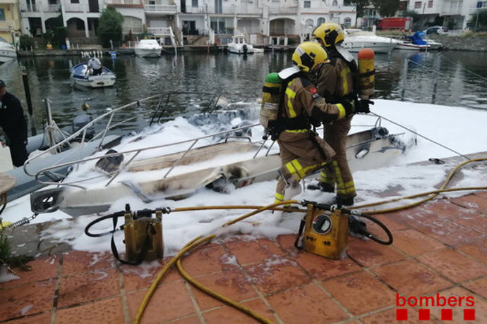Pla obert de dos Bombers durant les tasques d'extinció d'una embarcació a Empuriabrava l'1 d'octubre de 2020 (Horitzontal)