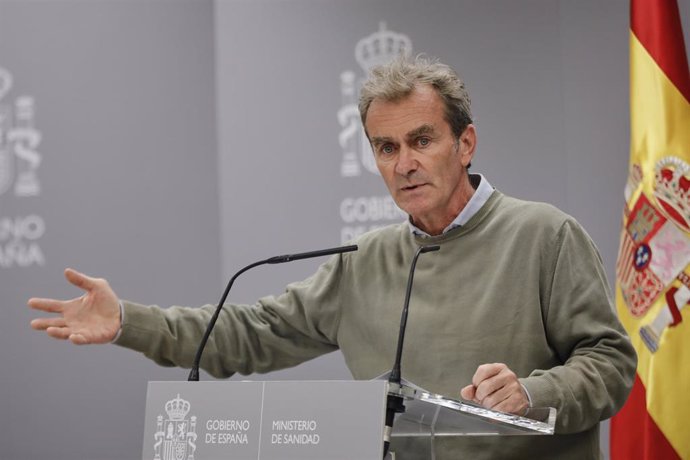 El director del Centro de Coordinación de Alertas y Emergencias Sanitarias (CCAES), Fernando Simón, interviene en la rueda de prensa de seguimiento de la pandemia del Covid-19 convocada en el Ministerio de Sanidad, en Madrid, (España), a 1 de octubre de