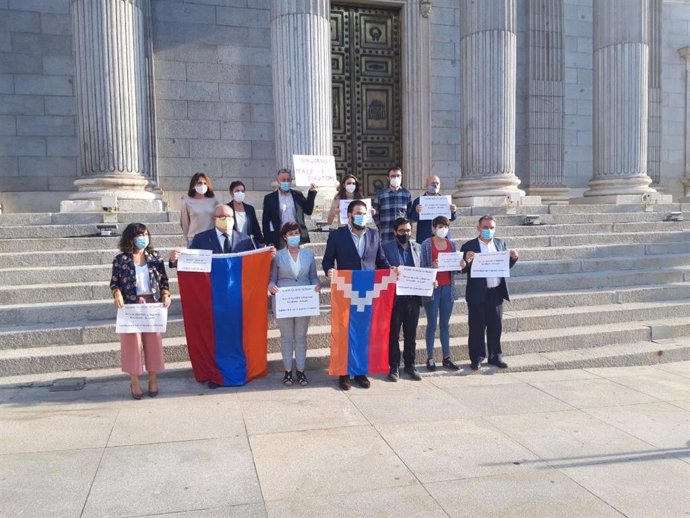 Concentación a las puertas del Congreso en apoyo al pueblo armenio.