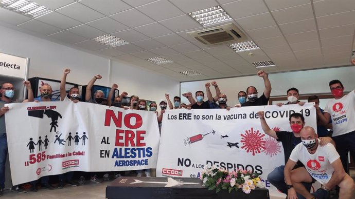Imagen del encierro este martes de los delegados de los comités de empresas de Alestis San Pablo, Aerópolis y servicios centrales, en estas últimas dependencias.