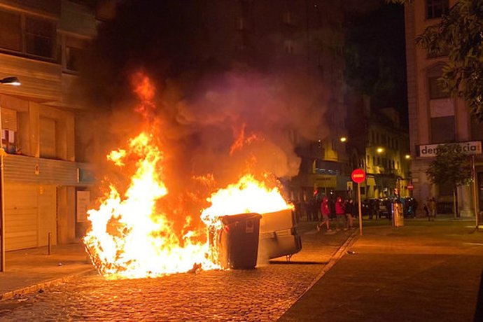 La barricada amb contenidors al carrer Squia a tocar de la plaa 1 d'Octubre de Girona aquest 1 d'octubre del 2020. (Horitzontal)
