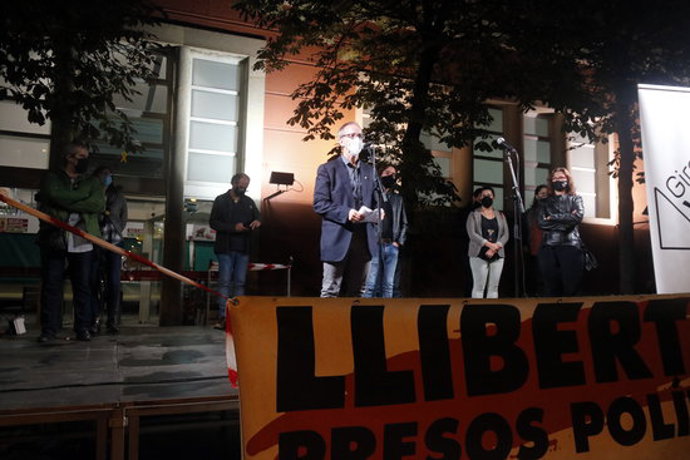 Els advocats voluntaris que porten la querella collectiva per les crregues de l'1-O a Girona llegint el manifest aquest 1 d'octubre del 2020 (Horitzontal)