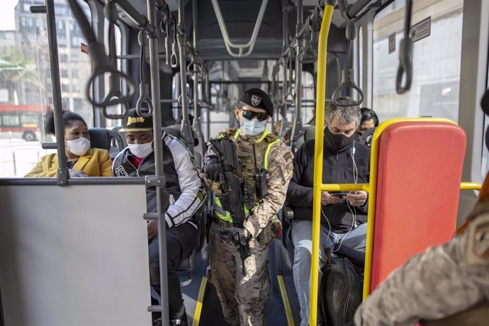 Control militar en uno de los autobuses de la red pública de transporte de Santiago, Chile, en medio de la crisis sanitaria provocada por la COVID-19