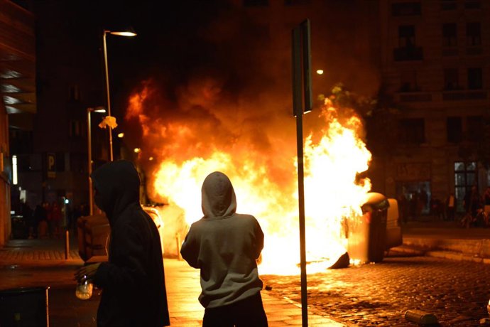 Protesta dels CDR a Girona pel tercer aniversari de el 1-O
